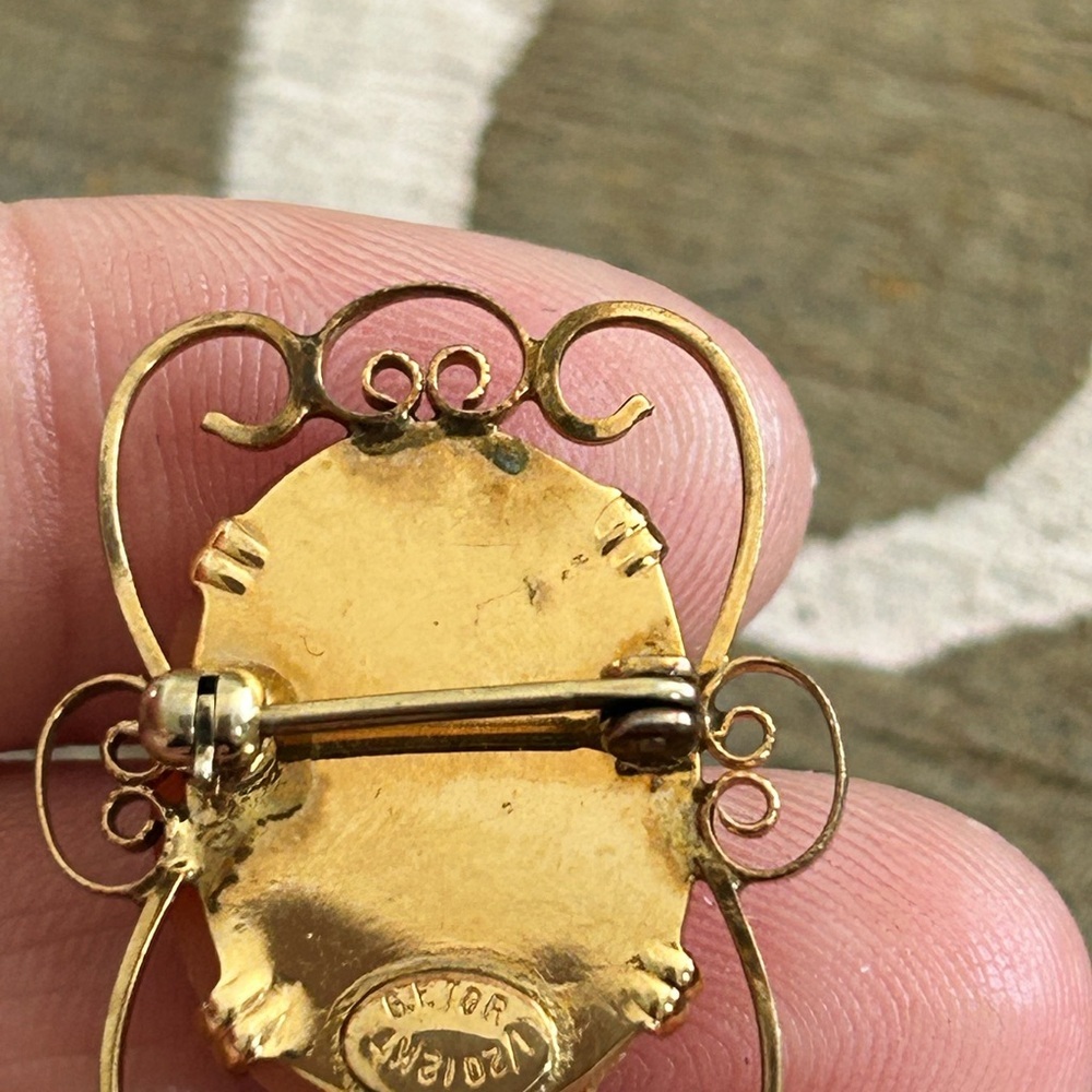 1/20/12KTGF Elegant Gold and Cream Cameo Brooch - Picture 5 of 7